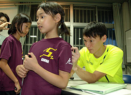 高平さんからサインをもらう児童たち=9日、習志野市の袖ケ浦体育館