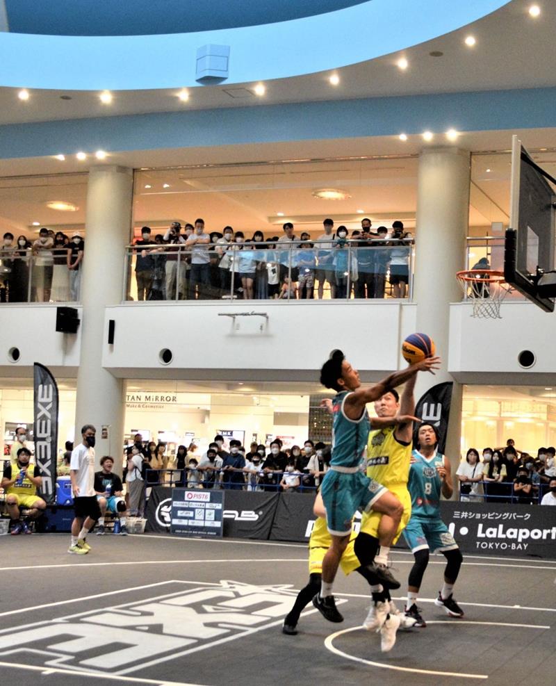 ららぽーとTOKYO-BAYの館内が会場となった3人制バスケ「3×3」のプロリーグ公式戦で、熱戦を繰り広げる大多喜町拠点と柏市拠点の両チーム=船橋市