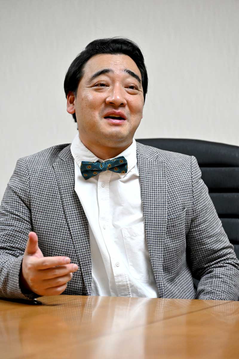 インタビューに応じる斉藤さん=昨年12月10日、船橋市のJRA中山競馬場