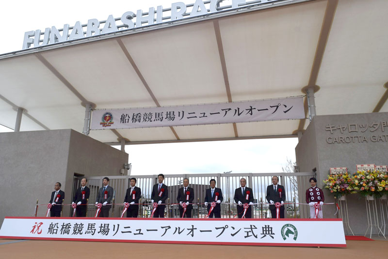 新入場門「キャロッタ門」の前で行われたテープカット