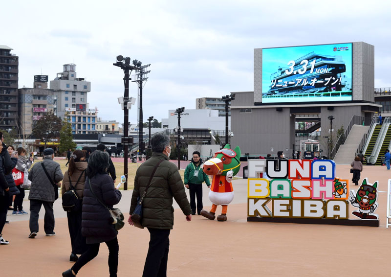 新入場門から入る観客。両面の大型パドックビジョンが出迎える=31日、船橋競馬場