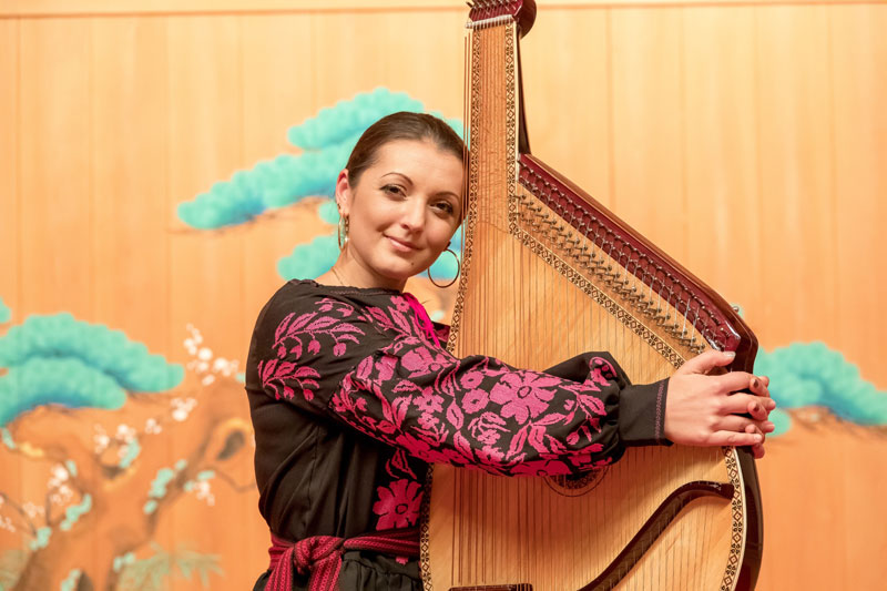 バンドゥーラ奏者として活動するカテリーナさん。祖国ウクライナに高齢の母親がおり「毎日が心配」と打ち明ける(本人提供)