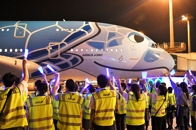 ハワイに向けて成田空港を離れるフライングホヌを見送るスタッフたち=1日午後8時10分ごろ