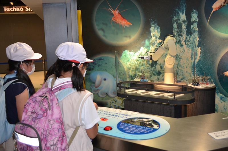 「しんかい6500」に使われているロボットアームの操作に挑戦する子ども
