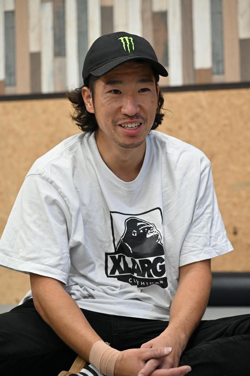 インタビューに応じる佐々木選手=昨年12月7日、鎌ケ谷市