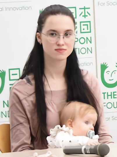 ボグダーナちゃんを抱き記者会見に臨むオルガさん=20日、東京都港区(日本財団提供)