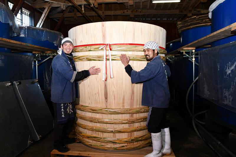 サンブスギを使った木桶と並ぶ寺田さん(左)と瀬戸さん=神崎町の寺田本家