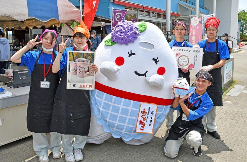 規格外のイチゴを活用したスムージーを販売した多古高生=多古町