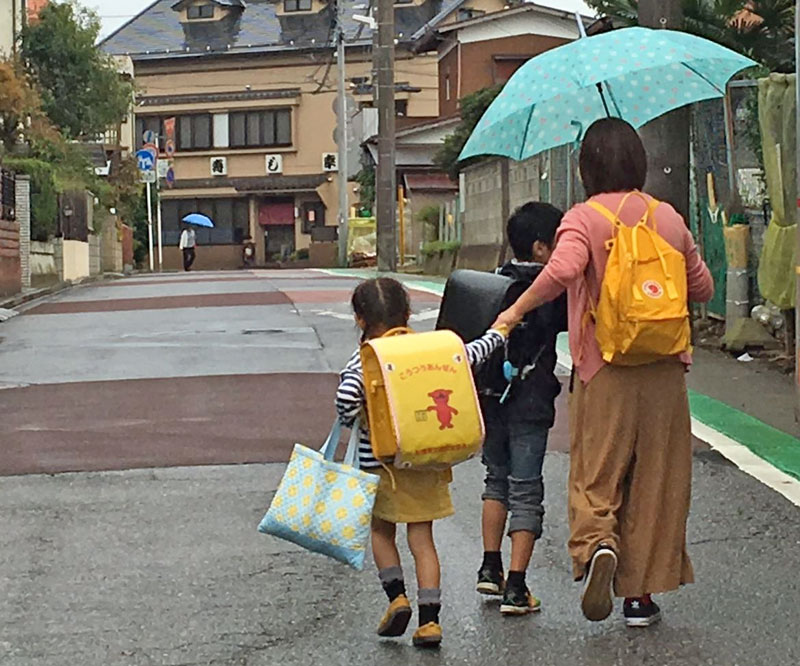 保護者と手をつなぎ家に帰る児童(記事と直接関係ありません)