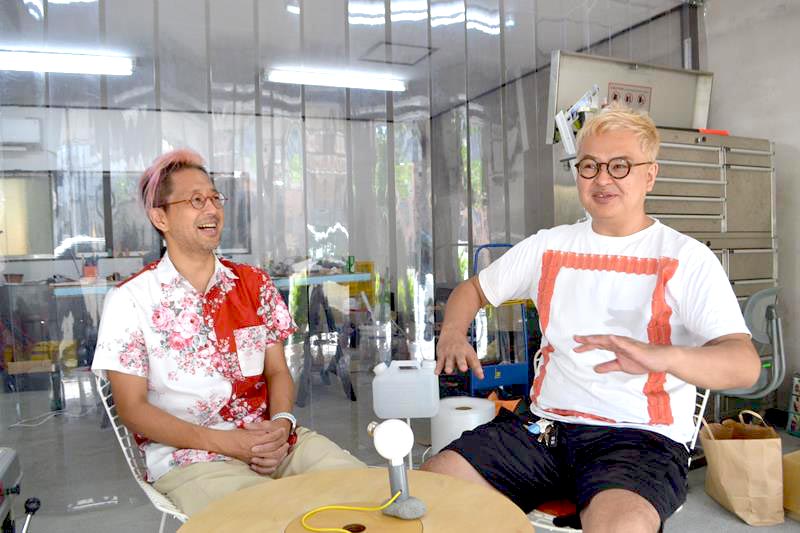 取材に応じる兄のいわさわひとしさん(右)と弟、たかしさん=千葉市中央区の制作拠点「つくるにわ」