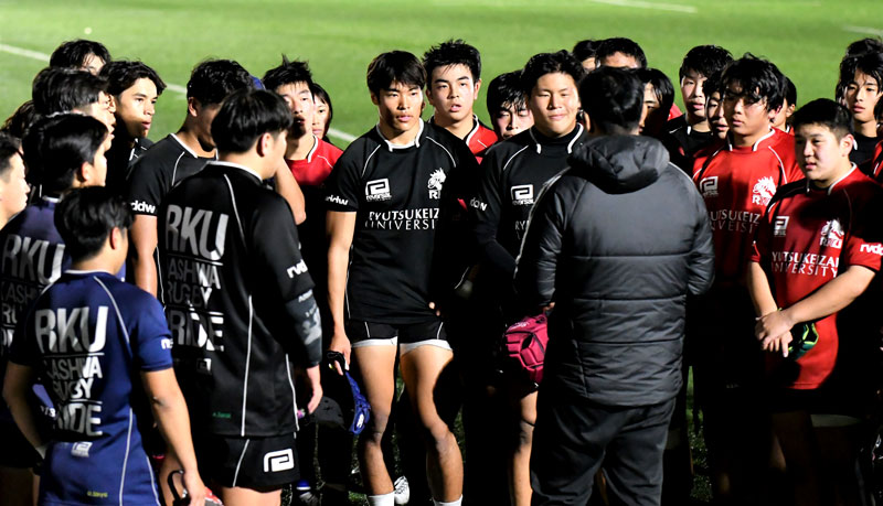 相監督の話を聞く流通経大柏の選手ら
