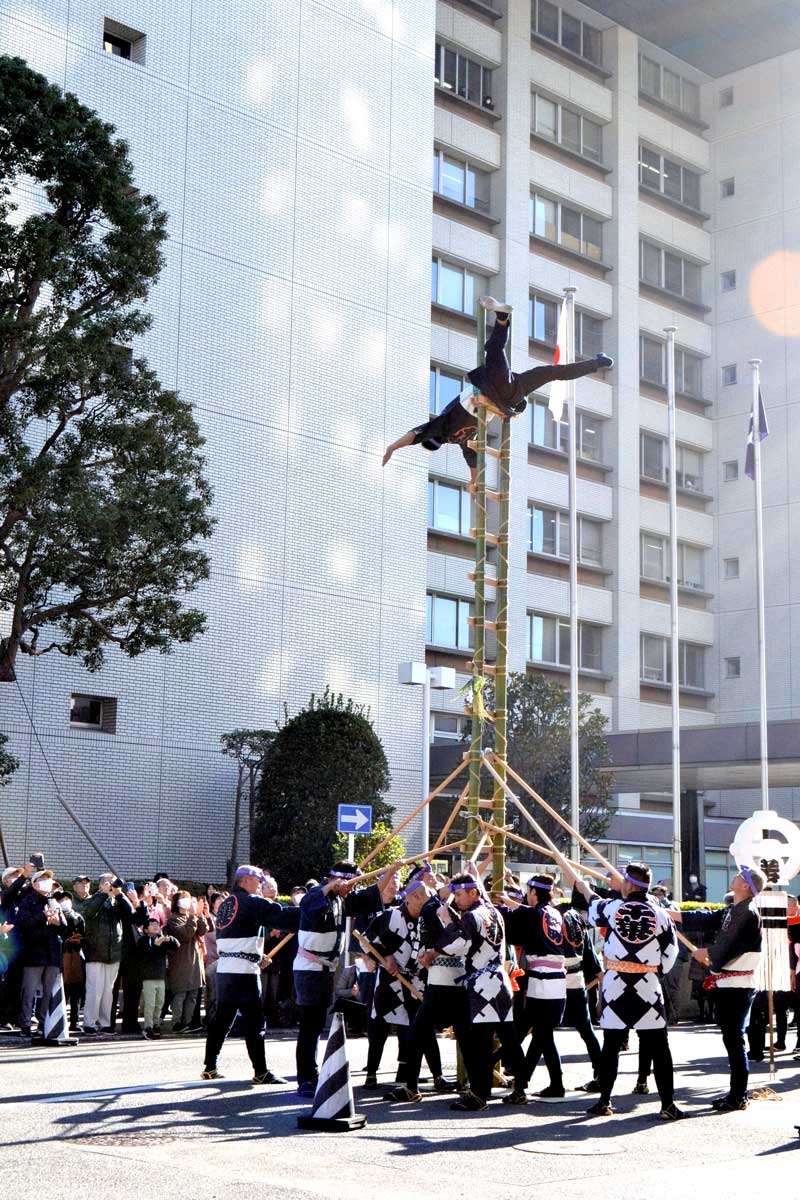 伝統のはしご乗りを披露するとび職人ら=5日、船橋市