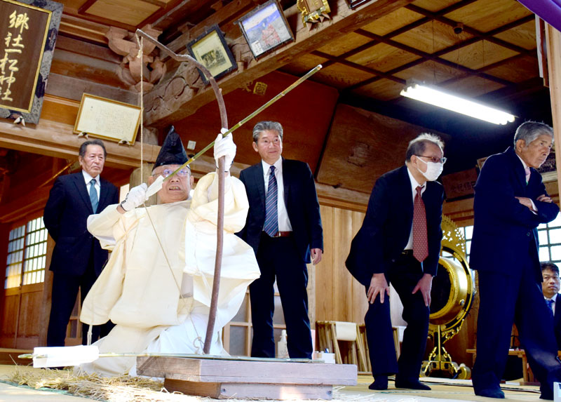 的に向かって矢を放つ狩野宮司ら=4日、長生村の一松神社