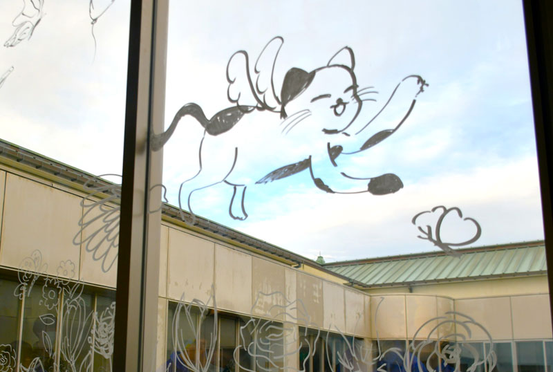 栄中美術部の生徒が描いた空を飛んでいるように見える猫のイラスト