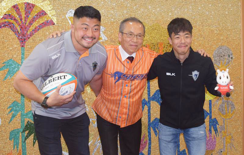 2年ぶりのリーグ優勝を松戸市長(中央)に誓う加藤選手(左)と藤原選手=船橋市役所