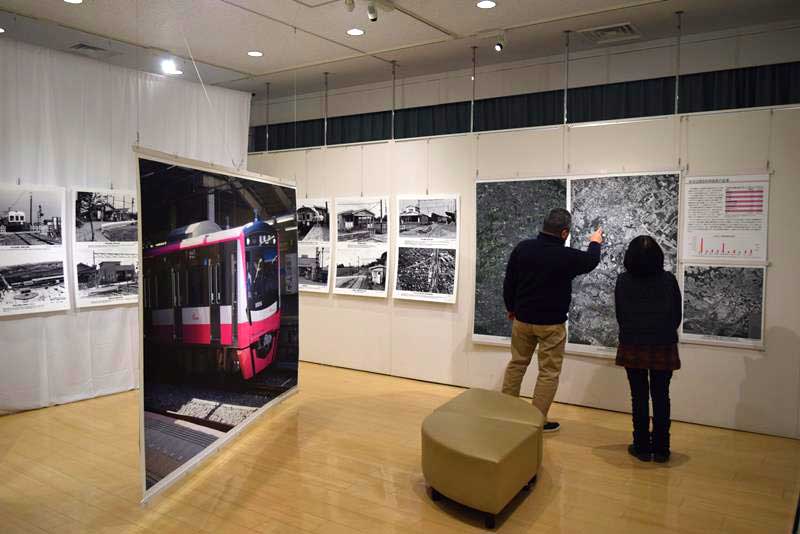 郷土資料館で開催中の企画展「新京成電鉄の風景」=船橋市