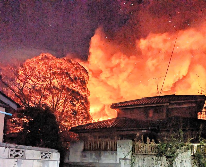 柏市高柳で起きた18日夜の住宅火災の様子(近隣住民提供)