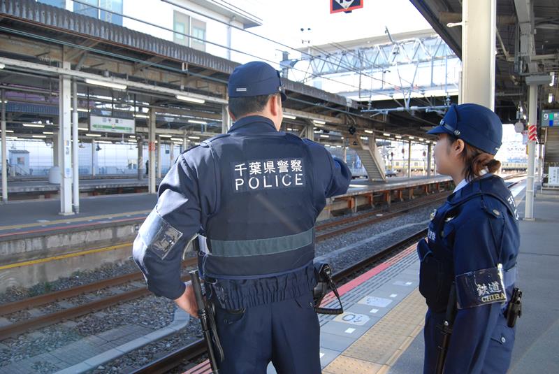駅構内をパトロールする鉄道警察隊員=2月、千葉市中央区のJR千葉駅