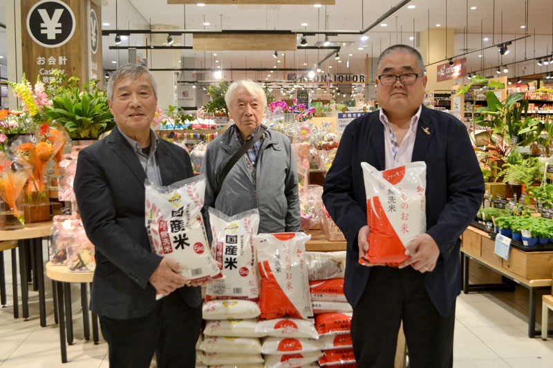 千葉市子ども食堂ネットワークの佐藤代表(右)にコメを寄贈した横尾会長(左)ら=千葉市美浜区