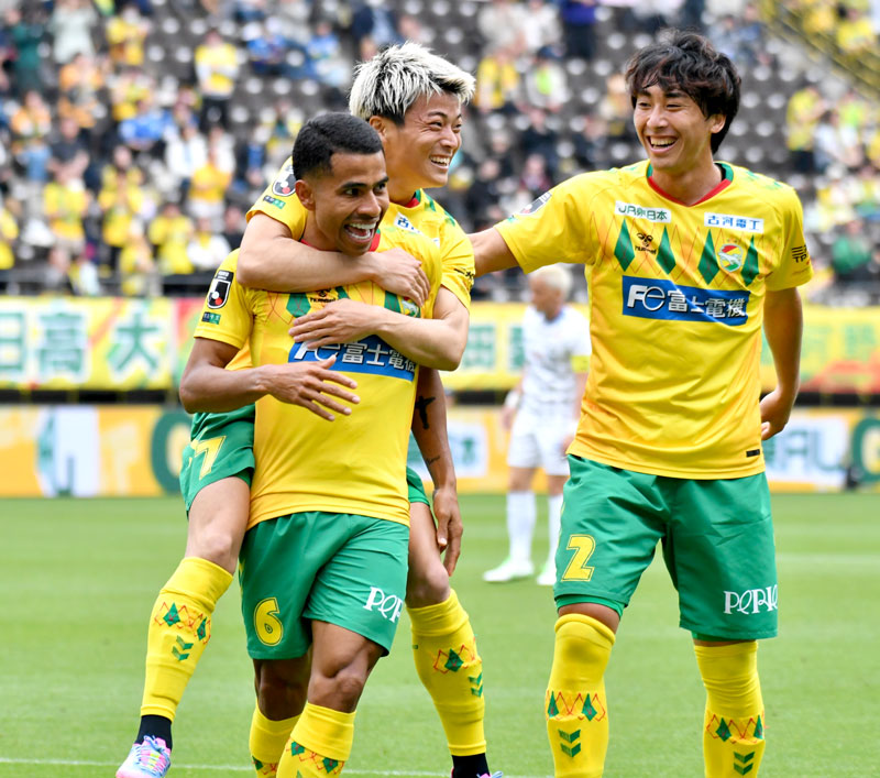 千葉-大分 後半9分、先制ゴールを決め仲間と喜ぶ千葉のエドゥアルド(手前)=フクアリ
