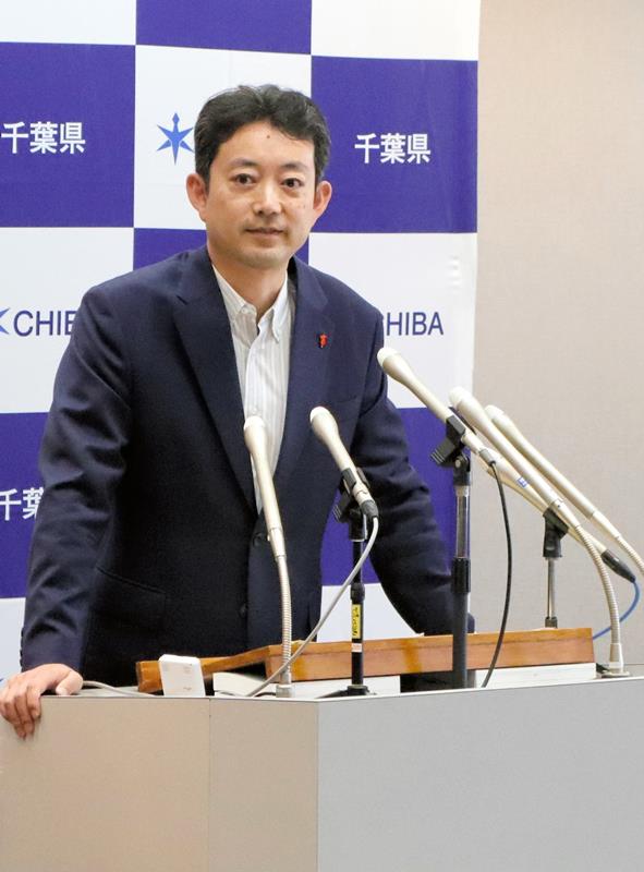 記者会見で質問に答える熊谷知事=8日、千葉県庁