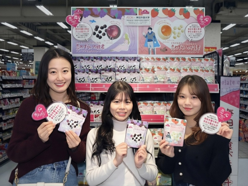 イオントップバリュと新商品を開発した神田外語大の学生ら=千葉市美浜区 イオントップバリュと新商品を開発した神田外語大の学生ら=千葉市美浜区